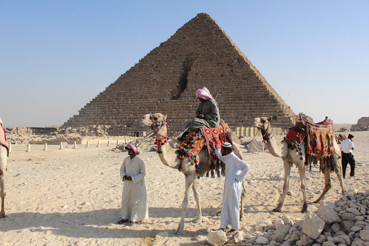 Kamel-Karawane vor einer Pyramide in Ägypten